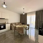Seaside With Mountain View Apartment