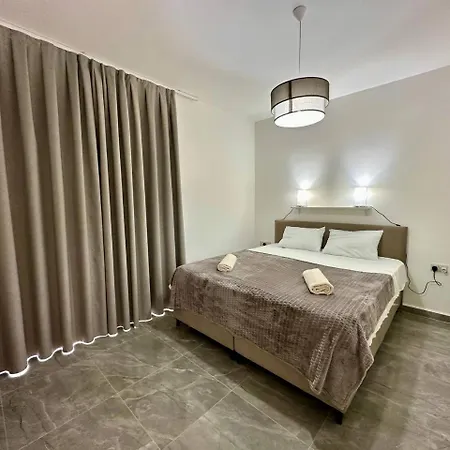 Seaside With Mountain View דירה