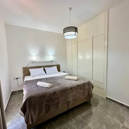 דירה Seaside With Mountain View