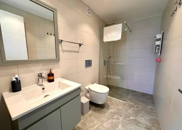 Seaside With Mountain View Apartment *